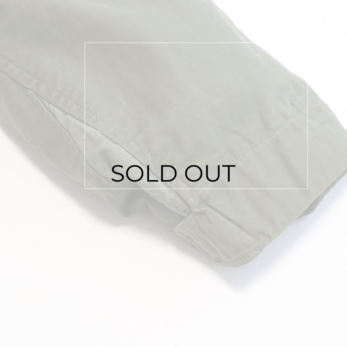 右袖手首付近に薄っすらシミ