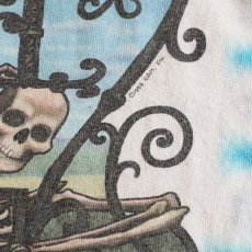 画像9: 90's LIQUID BLUE TIE-DYE COTTON "GRATEFUL DEAD" W-PRINT S/S BAND TEE "1965-1995 30years" (9)