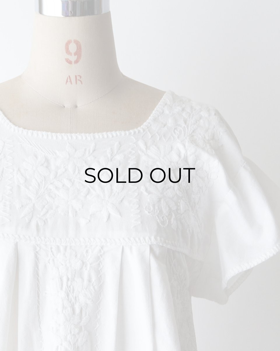 画像1: OLD UNKNOWN BRAND WHITE COTTON EMBROIDERED MEXICAN DRESS (1)