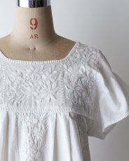 画像1: OLD UNKNOWN BRAND WHITE COTTON EMBROIDERED MEXICAN DRESS (1)