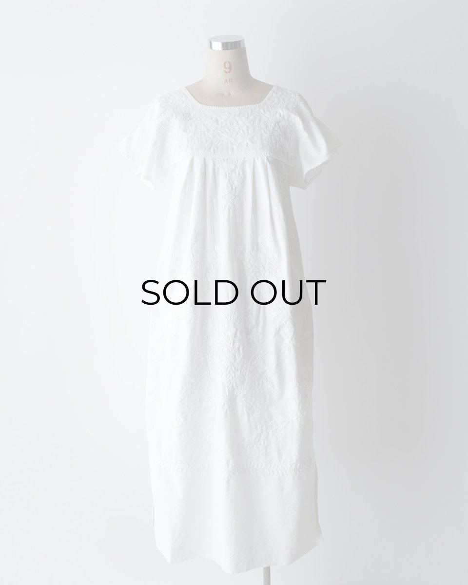 画像10: OLD UNKNOWN BRAND WHITE COTTON EMBROIDERED MEXICAN DRESS (10)