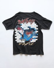 画像2: 70's-80's UNKNOWN BRAND PAKISTAN COTTON "PINK FLOYD" W-PRINT S/S BAND TEE "THE WALL IN CONCERT" (2)