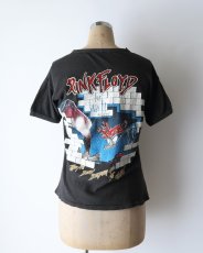 画像16: 70's-80's UNKNOWN BRAND PAKISTAN COTTON "PINK FLOYD" W-PRINT S/S BAND TEE "THE WALL IN CONCERT" (16)